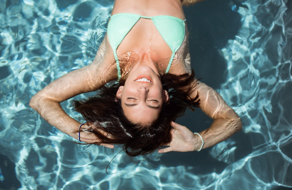 Cómo reparar el cabello dañado por el sol y el cloro