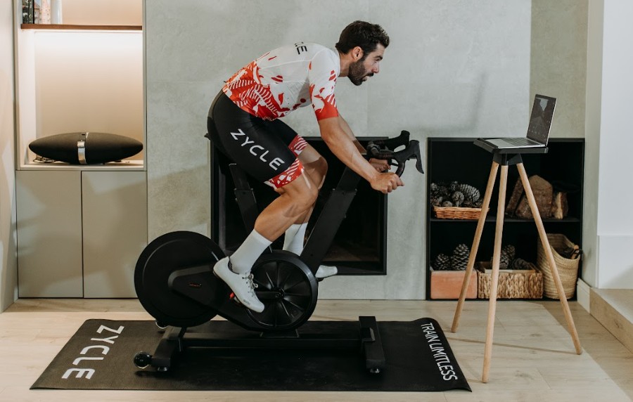 Ciclismo indoor después de los 50: beneficios para el corazón, las piernas y la movilidad